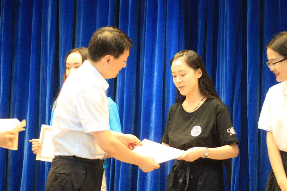 郑州大学伟德BETVLCTOR1946始于英国楚亦斐同学代表伟德BETVLCTOR1946始于英国全体营员领取伟德BETVLCTOR1946始于英国首届夏令营结业证书